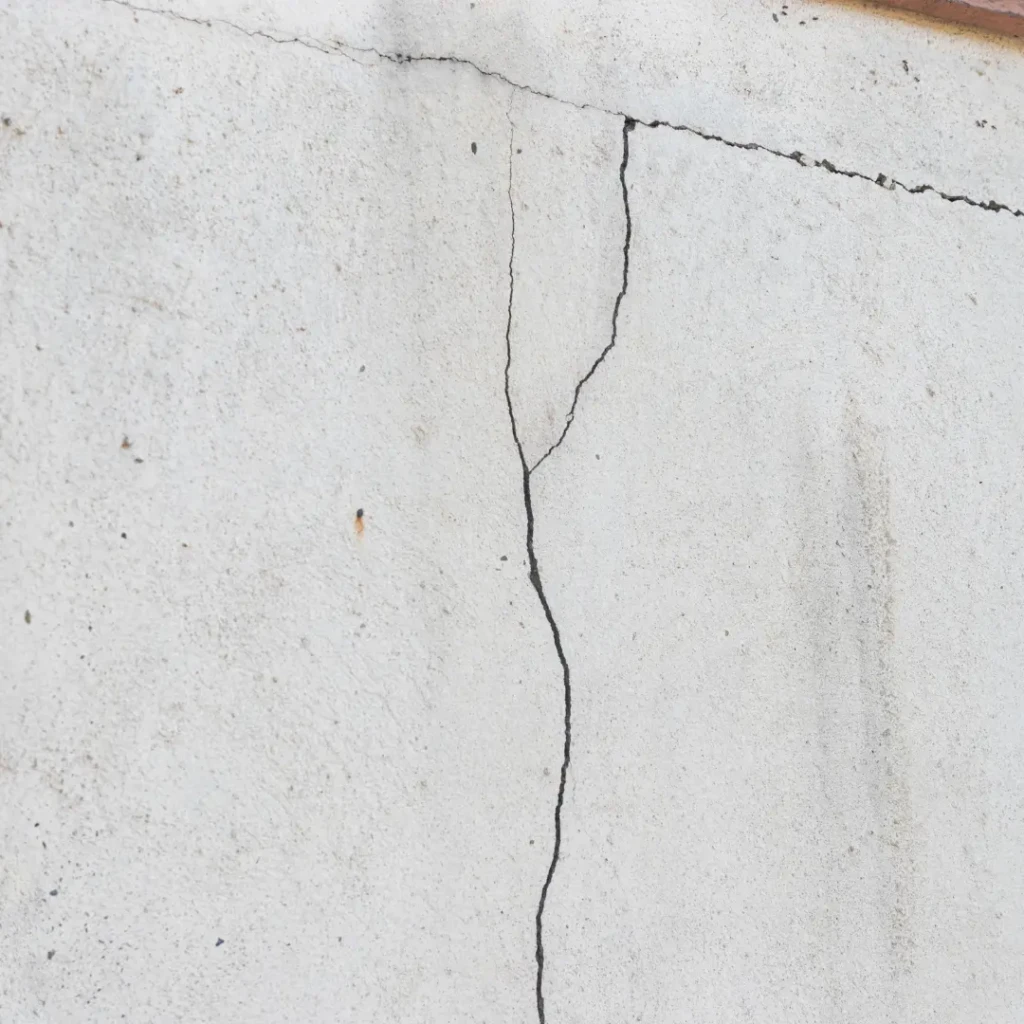 Comment réparer un mur fissuré avant peinture